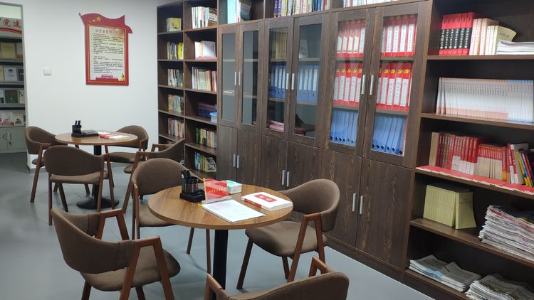 2021年8月26日，濟(jì)南市總工會(huì)黨組成員、副主席于虹和女工部部長(zhǎng)張紹峰一行來(lái)我集團(tuán)公司調(diào)研