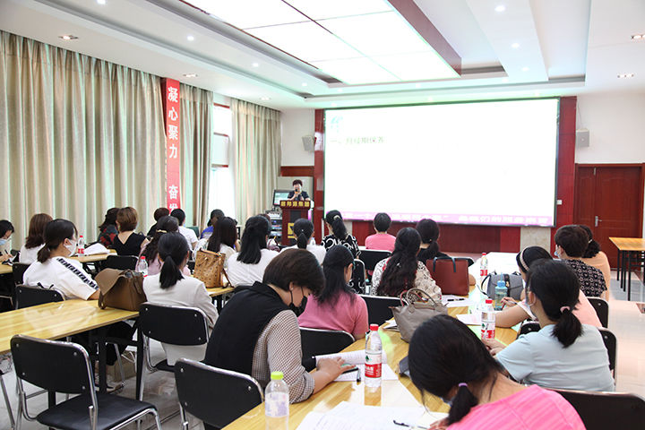 2021年8月26日，濟(jì)南市總工會(huì)黨組成員、副主席于虹和女工部部長(zhǎng)張紹峰一行來(lái)我集團(tuán)公司調(diào)研