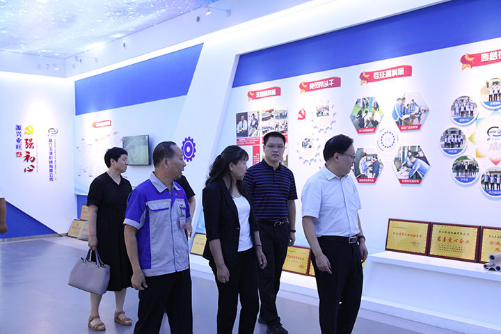 2021年8月26日，濟(jì)南市總工會(huì)黨組成員、副主席于虹和女工部部長(zhǎng)張紹峰一行來(lái)我集團(tuán)公司調(diào)研